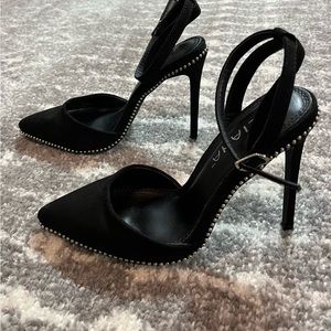 Women’s size 7, Liliana beautiful strap black heels. NWOT